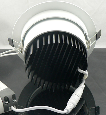 COB天花燈刀形散熱器：優(yōu)質(zhì)航空鋁材質(zhì)，耐用高效，遠(yuǎn)距離投光